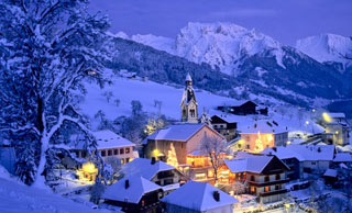 leuchtenden Schnee bedeckt Dorf